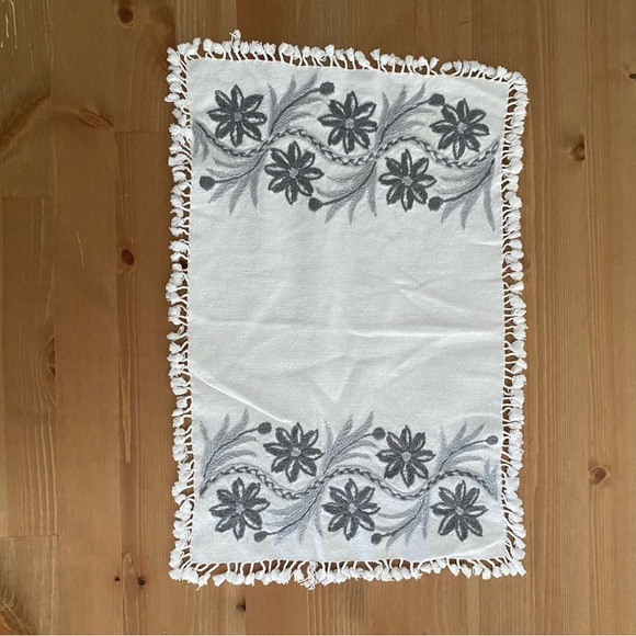 Vintage Embroidered White Gray Placemats Set of 5 Handmade Boho Chic Grannycore - Picture 8 of 10
